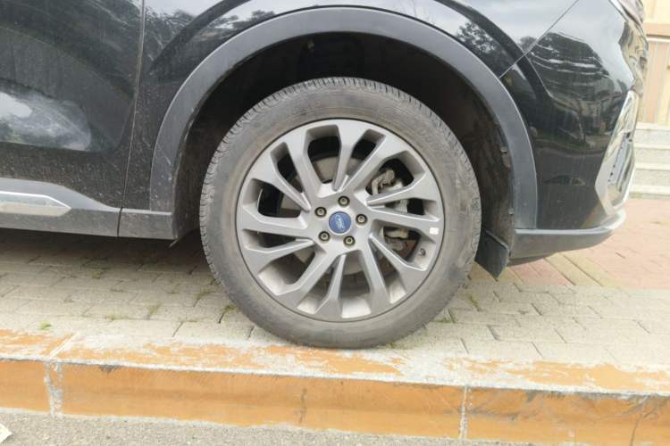 Used Ford Equator 2021 EcoBoost 225 Premier 6-Seater Right Front Wheel Hub