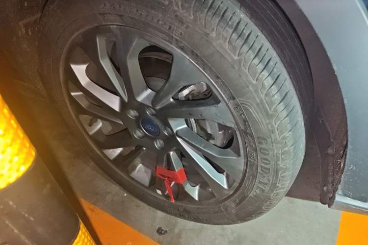Used Ford Equator 2021 EcoBoost 225 Premier 6-Seater Right Front Wheel Hub