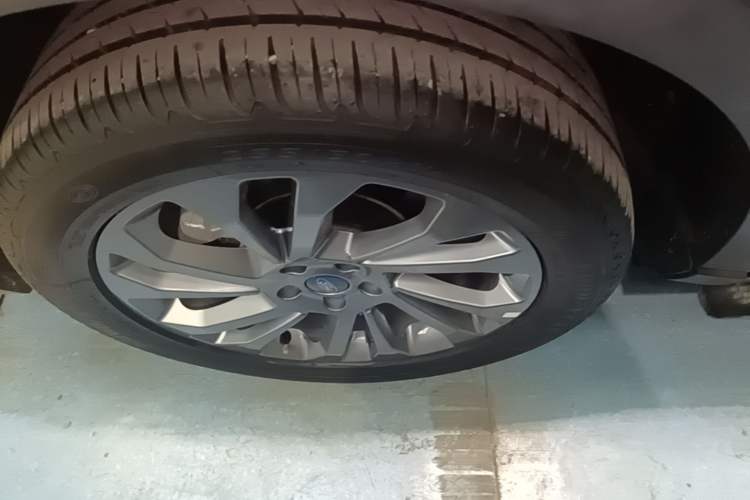 Used Ford Equator 2021 EcoBoost 225 Premier 6-Seater Right Rear Wheel Hub