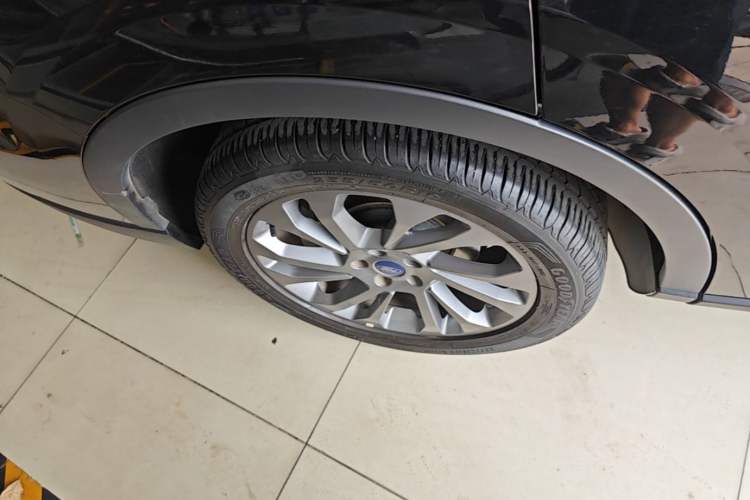 Used Ford Equator 2021 EcoBoost 225 Premier 6-Seater Right Rear Wheel Hub