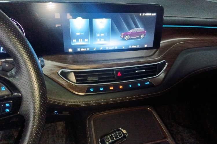 Used Ford Equator 2021 EcoBoost 225 Premier 6-Seater Audio And AC Panel