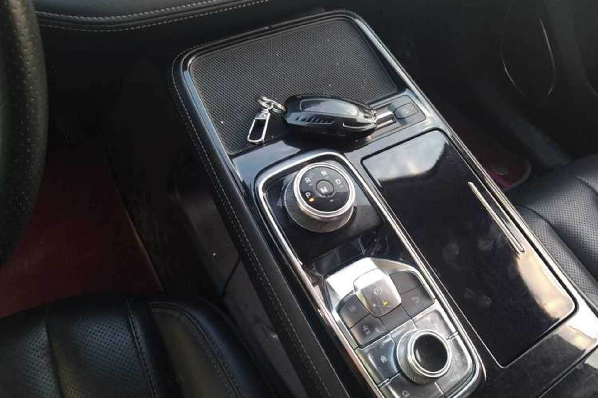 Used Ford Equator 2021 EcoBoost 225 Platinum Edition 6-seater Gear Lever