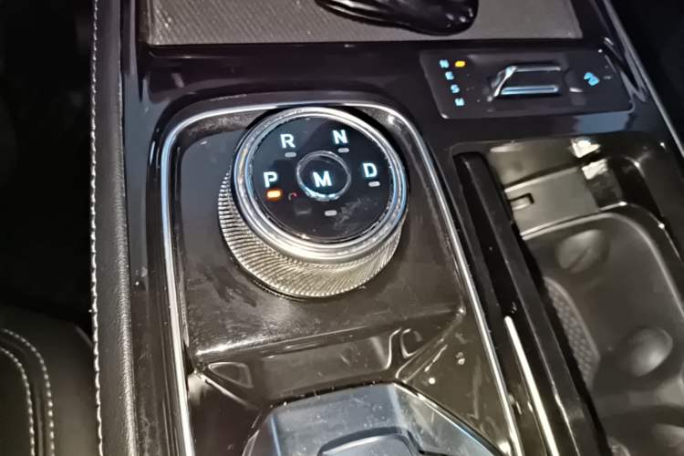 Used Ford Equator 2021 EcoBoost 225 Platinum Edition 6-seater Gear Lever