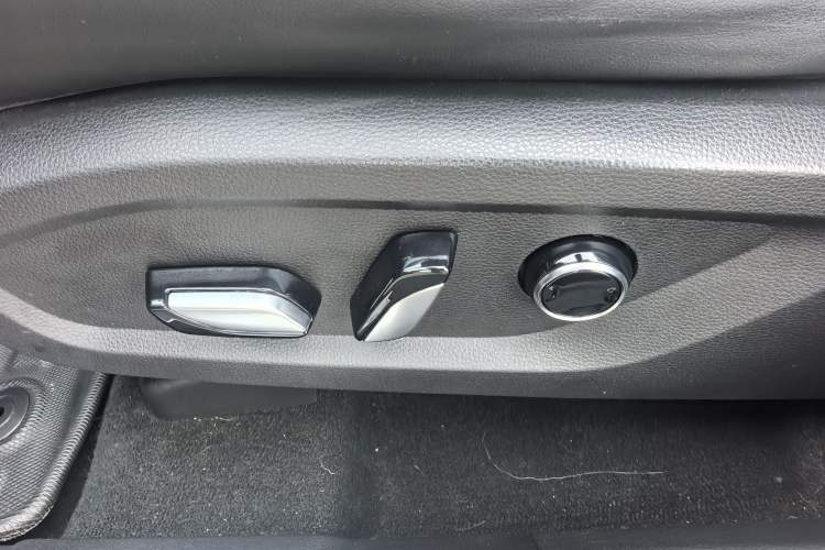Used Ford Equator 2021 EcoBoost 225 Premier 6-Seater Interior 5