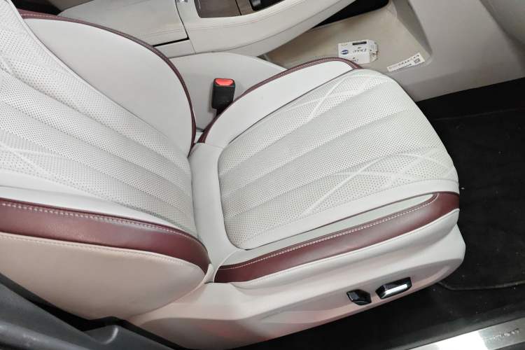 Used Ford Equator 2021 EcoBoost 225 Premier 7-Seater Right Front Seat