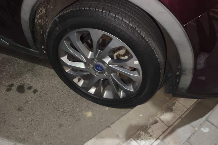 Used Ford Equator 2021 EcoBoost 225 Premier 6-Seater Right Front Wheel Hub