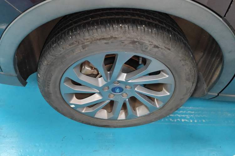 Used Ford Equator 2021 EcoBoost 225 Premier 7-Seater Right Rear Wheel Hub