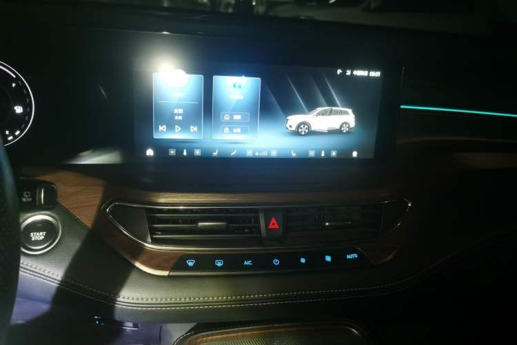 Used Ford Equator 2021 EcoBoost 225 Premier 6-Seater Audio And AC Panel