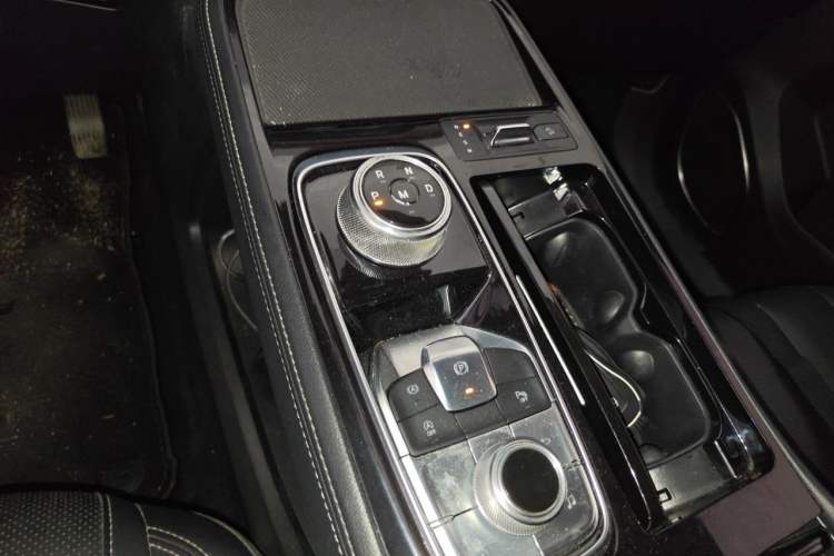Used Ford Equator 2021 EcoBoost 225 Platinum Edition 5-Seater Gear Lever