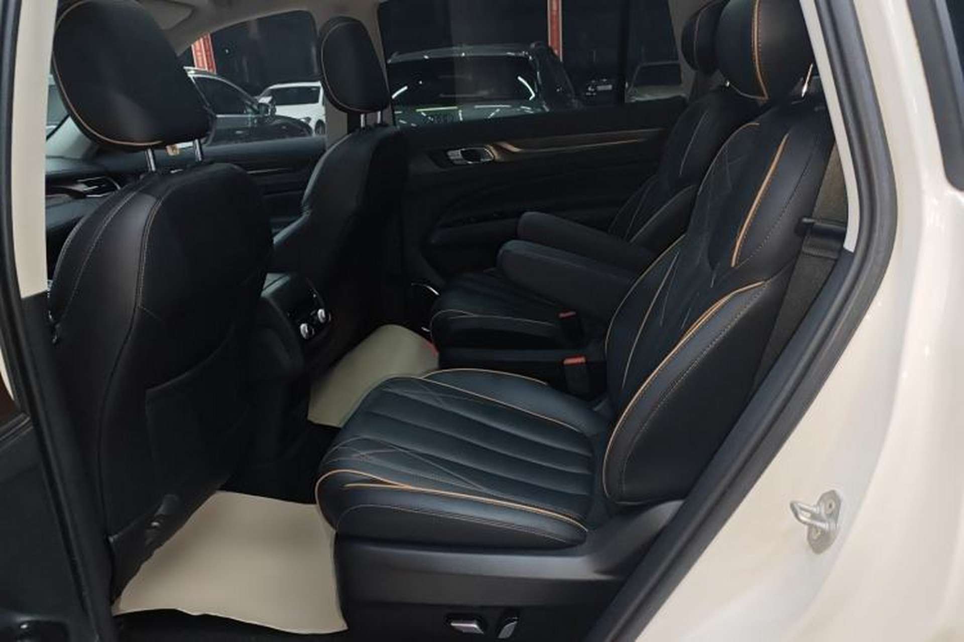 Used Ford Equator 2021 EcoBoost 225 Premier 6-Seater Interior 4