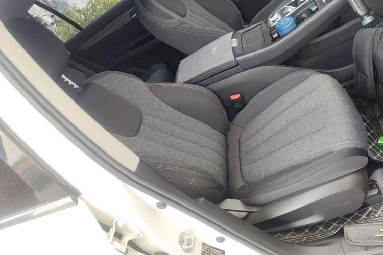 Used Ford Equator 2021 EcoBoost 225 Titanium Edition 5-seater Right Front Seat