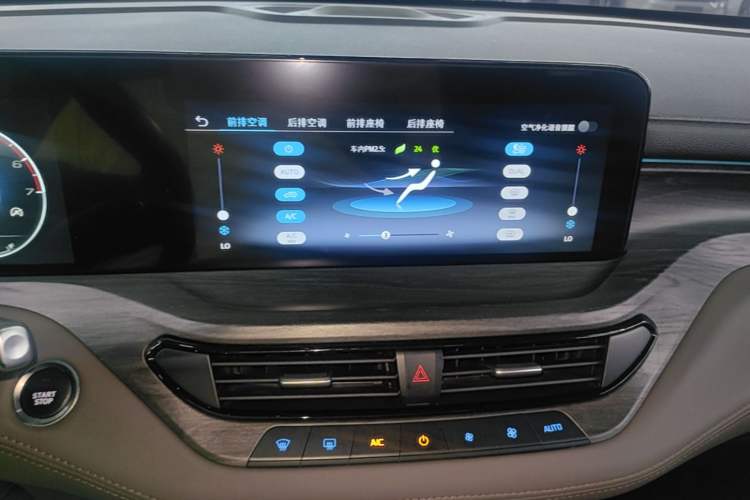 Used Ford Equator 2023 EcoBoost 225 Premier 7-Seater (2/2/3) Audio And AC Panel