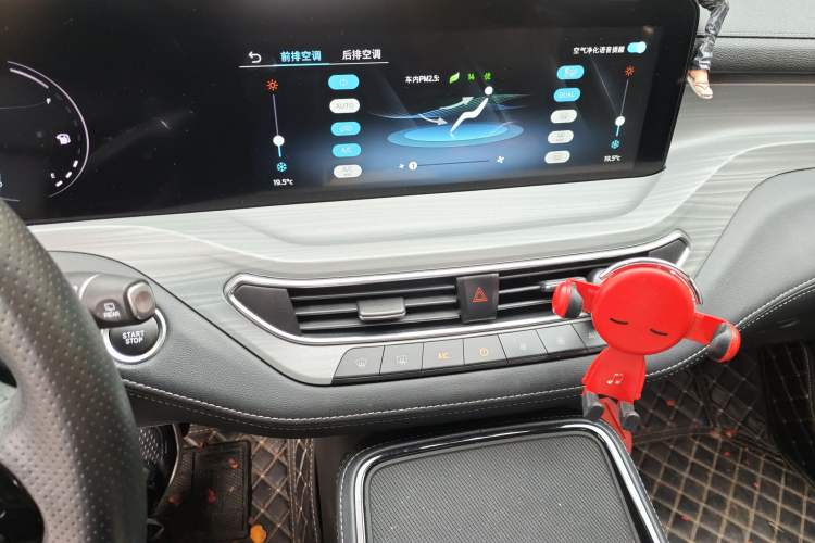 Used Ford Equator 2023 EcoBoost 225 Platinum Edition 7-Seater (2/2/3) Audio And AC Panel