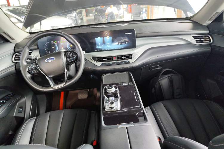 Used Ford Equator 2023 EcoBoost 225 Platinum Edition 7-Seater (2/2/3) Center Console