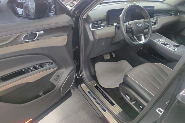 Used Ford Equator 2023 EcoBoost 225 Premier 7-Seater (2/2/3) Driver Seat