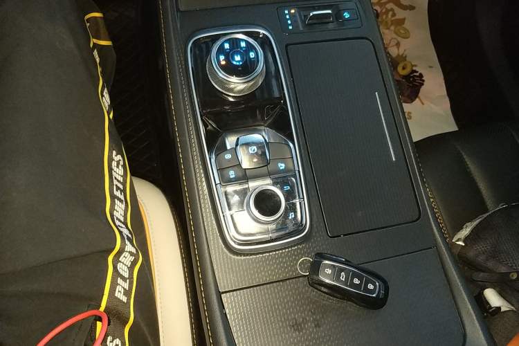 Used Ford Equator 2023 EcoBoost 225 Obsidian Orange Edition Prestige 7-Seater (2/2/3) Gear Lever