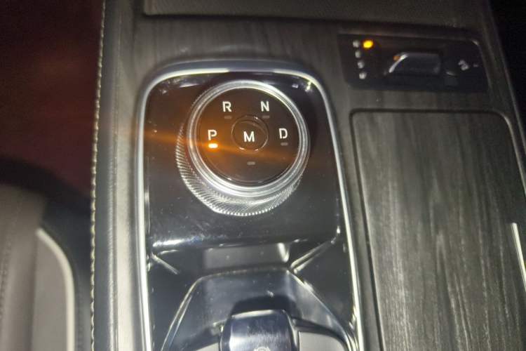 Used Ford Equator 2023 EcoBoost 225 Obsidian Orange Edition Prestige 7-Seater (2/2/3) Gear Lever