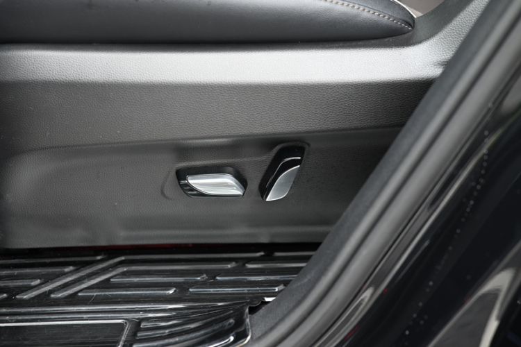 Used Ford Equator 2023 EcoBoost 225 Premier 7-Seater (2/2/3) Interior 9