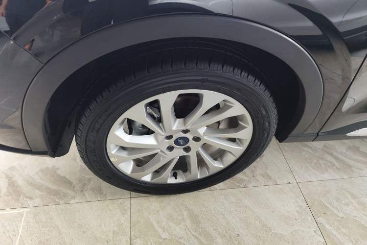 Used Ford Equator 2023 EcoBoost 225 Platinum Edition 7-Seater (2/2/3) Left Front Wheel Hub