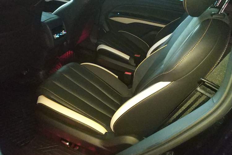 Used Ford Equator 2023 EcoBoost 225 Obsidian Orange Edition Prestige 7-Seater (2/2/3) Left Rear Seat