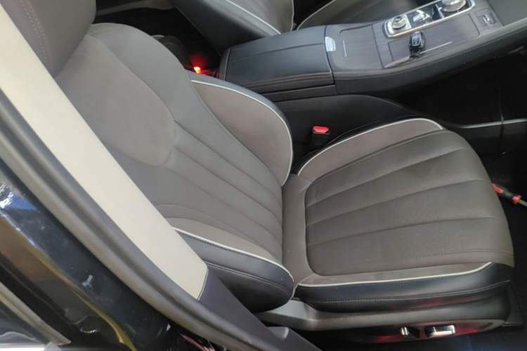 Used Ford Equator 2023 EcoBoost 225 Premier 7-Seater (2/2/3) Right Front Seat