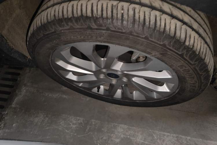 Used Ford Equator 2023 EcoBoost 225 Platinum Edition 7-Seater (2/3/2) Right Front Wheel Hub