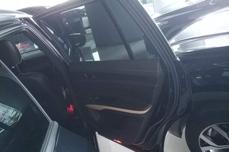 Used Ford Equator 2023 EcoBoost 225 Obsidian Orange Edition Prestige 7-Seater (2/2/3) Right Rear Door Interior