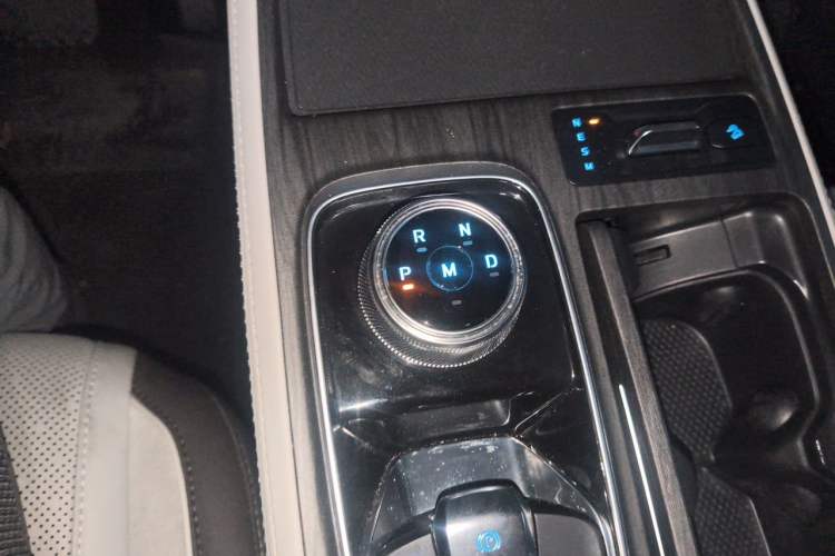 Used Ford Equator 2023 EcoBoost 225 Premier 7-Seater (2/2/3) Gear Lever