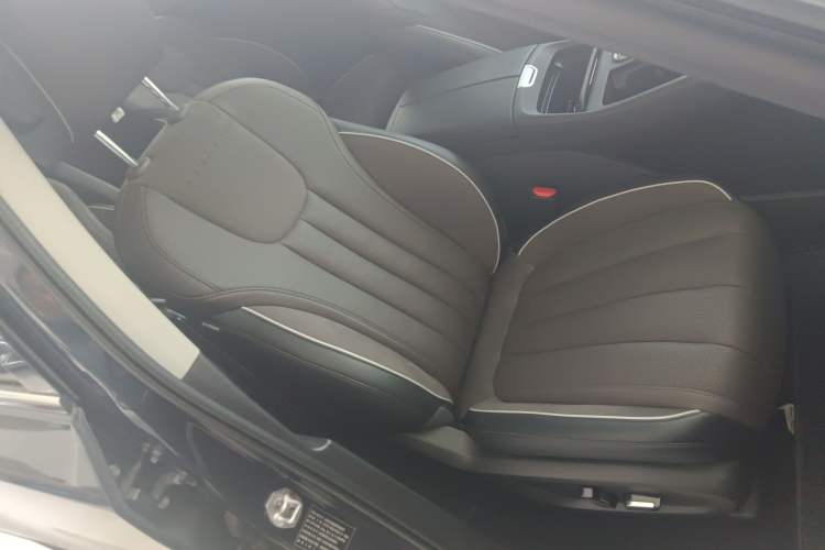 Used Ford Equator 2023 EcoBoost 225 Premier 7-Seater (2/2/3) Right Front Seat