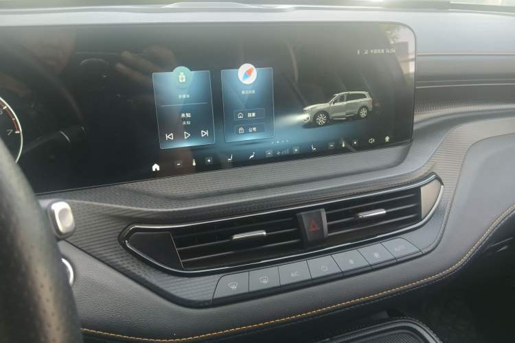 Used Ford Equator 2023 EcoBoost 225 Obsidian Orange Edition Prestige 7-Seater (2/2/3) Audio And AC Panel