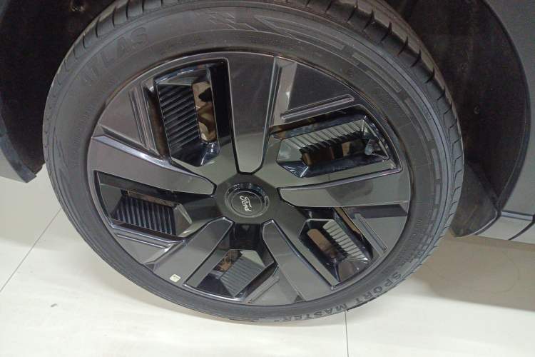 Used Ford Equator New Energy 2025 Luxury Plus Version Right Rear Wheel Hub