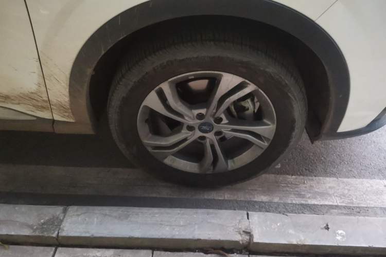 Used Ford Equator Sport 2022 EcoBoost 170 Platinum Edition Right Front Wheel Hub