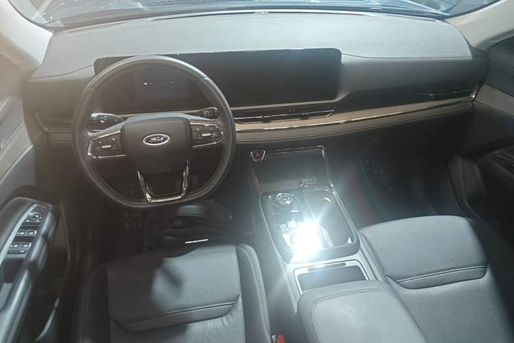 Used Ford Equator Sport 2022 EcoBoost 170 Platinum Edition Center Console