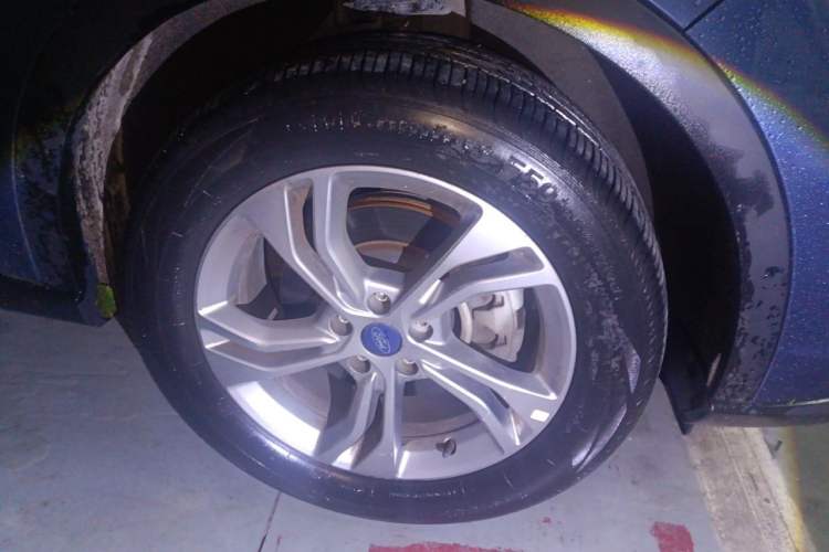 Used Ford Equator Sport 2022 EcoBoost 170 Platinum Edition Right Front Wheel Hub