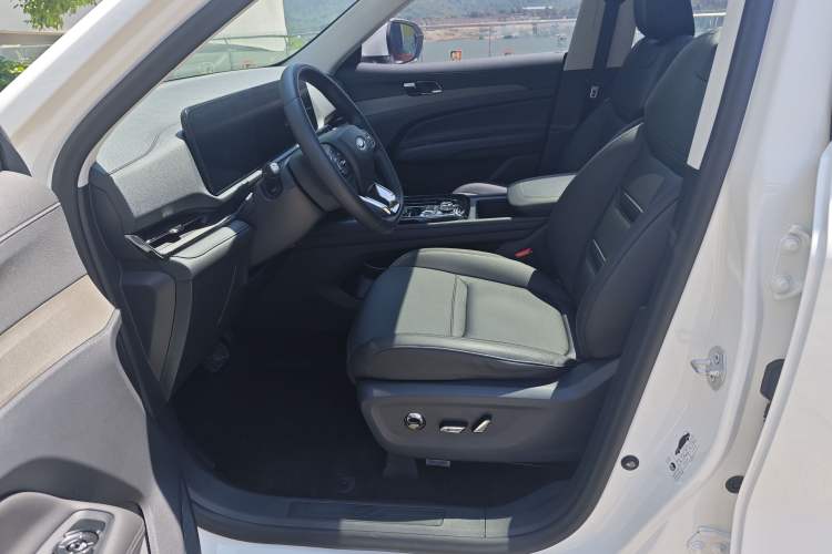 Used Ford Equator Sport 2022 EcoBoost 170 Platinum Edition Interior 4