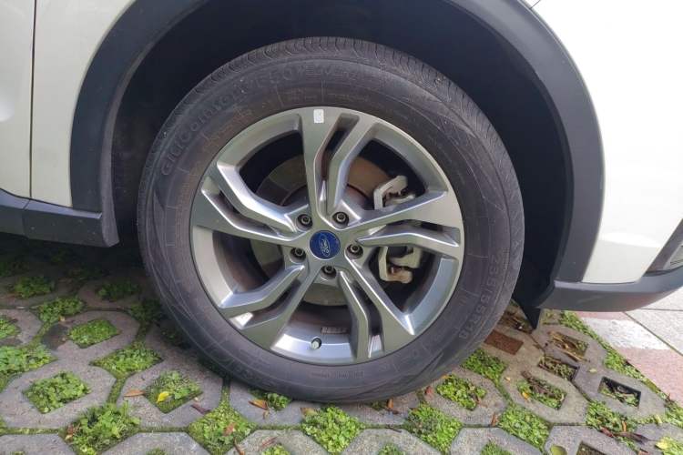 Used Ford Equator Sport 2022 EcoBoost 170 Platinum Edition Right Front Wheel Hub