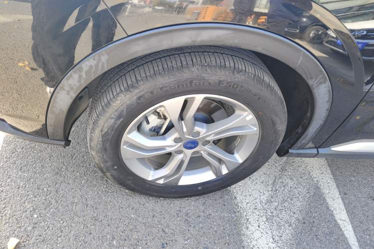 Used Ford Equator Sport 2023 EcoBoost 170 Elite Model Left Front Wheel Hub