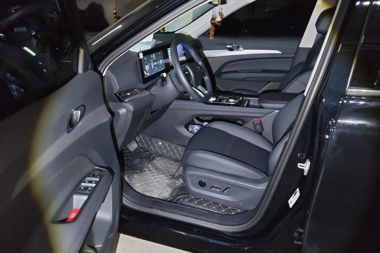 Used Ford Equator Sport 2025 EcoBoost 170 Platinum Edition Driver Seat