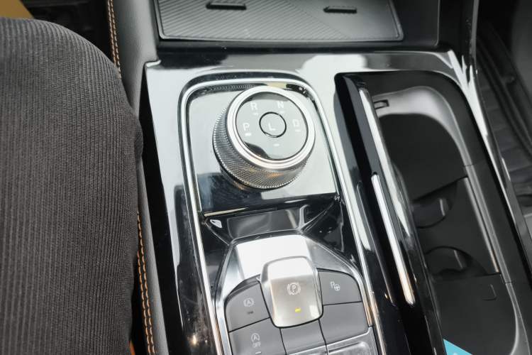 Used Ford Equator Sport 2025 EcoBoost 170 Prestige PLUS Gear Lever