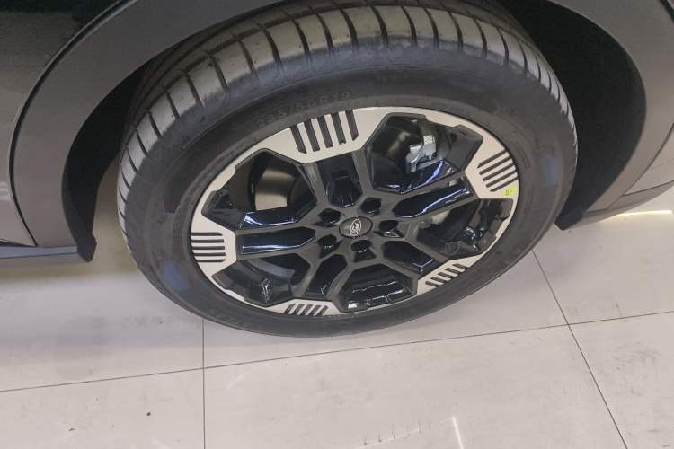 Used Ford Equator Sport New Energy 2025 Platinum Edition Right Front Wheel Hub