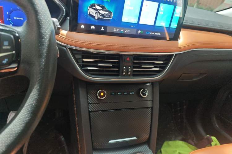 Used Ford Escape 2020 EcoBoost 245 Four-Wheel Drive Luxury Edition Audio And AC Panel