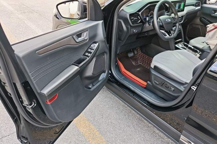 Used Ford Escape 2020 EcoBoost 245 Four-Wheel Drive Titanium Edition Driver Seat