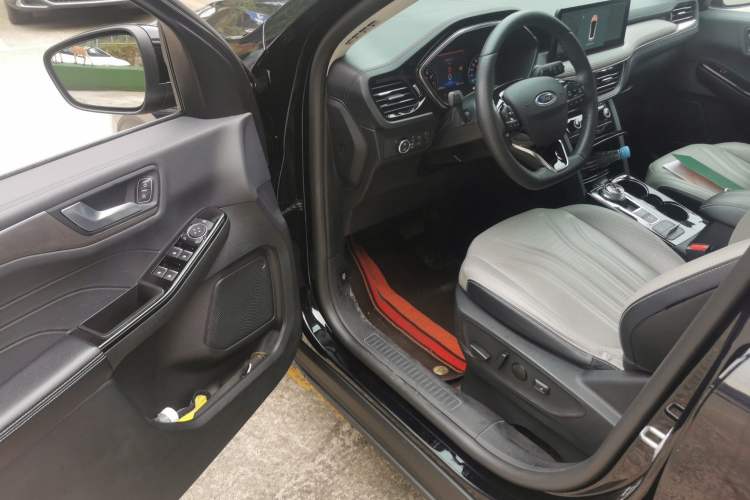 Used Ford Escape 2020 EcoBoost 245 Four-Wheel Drive Titanium Edition Driver Seat