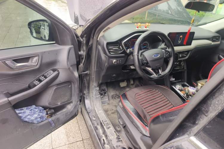 Used Ford Escape 2020 EcoBoost 245 Two-Wheel-Drive Titanium Edition Driver Seat