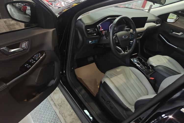 Used Ford Escape 2020 EcoBoost 245 Two-Wheel-Drive Titanium Edition Driver Seat