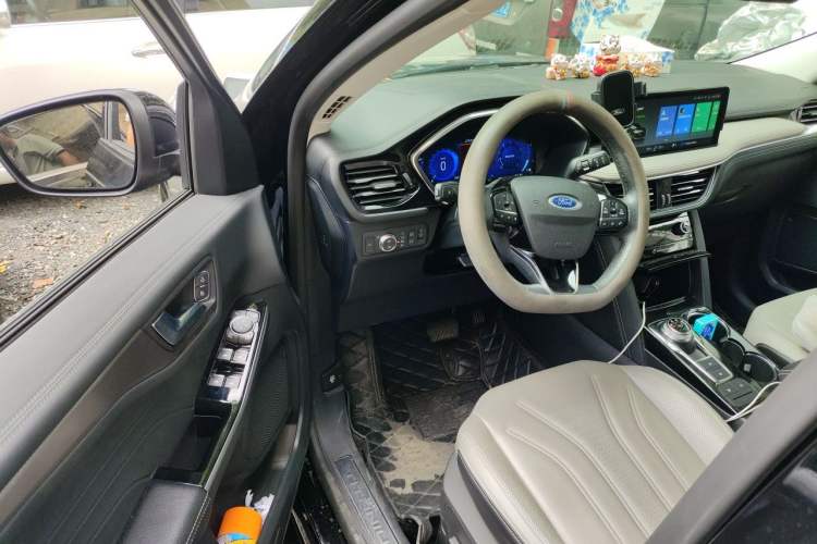 Used Ford Escape 2020 EcoBoost 245 Four-Wheel Drive Luxury Edition Driver Seat