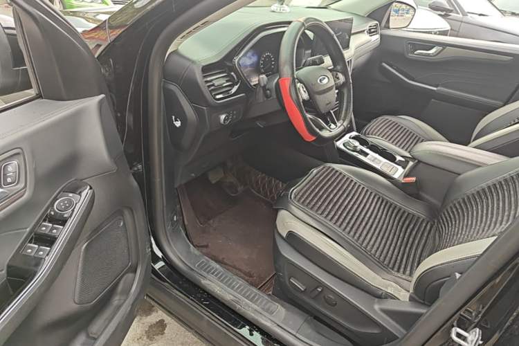 Used Ford Escape 2020 EcoBoost 245 Four-Wheel Drive Titanium Edition Driver Seat