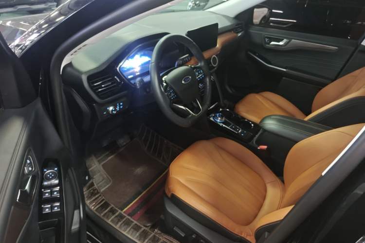 Used Ford Escape 2020 EcoBoost 245 Four-Wheel Drive Luxury Edition Driver Seat