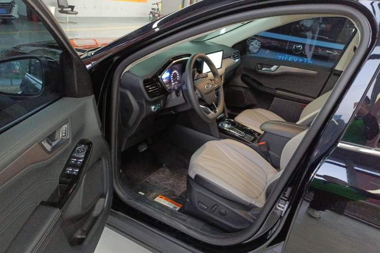 Used Ford Escape 2020 EcoBoost 245 Two-Wheel-Drive Titanium Edition Driver Seat