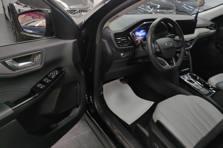 Used Ford Escape 2020 EcoBoost 245 Two-Wheel-Drive Titanium Edition Driver Seat